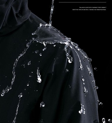 عکاس رین کوٹ انداز اور حفاظت کو یکجا کرتا ہے۔